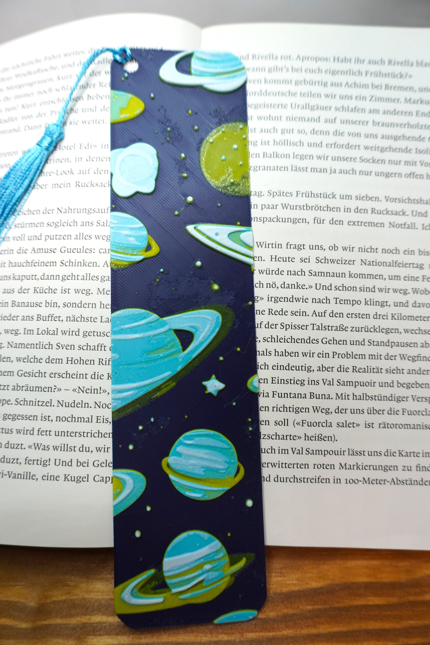 Weltraum-Lesezeichen mit Planeten, perfekt für Sci-Fi-Fans, wählbar mit oder ohne Quaste