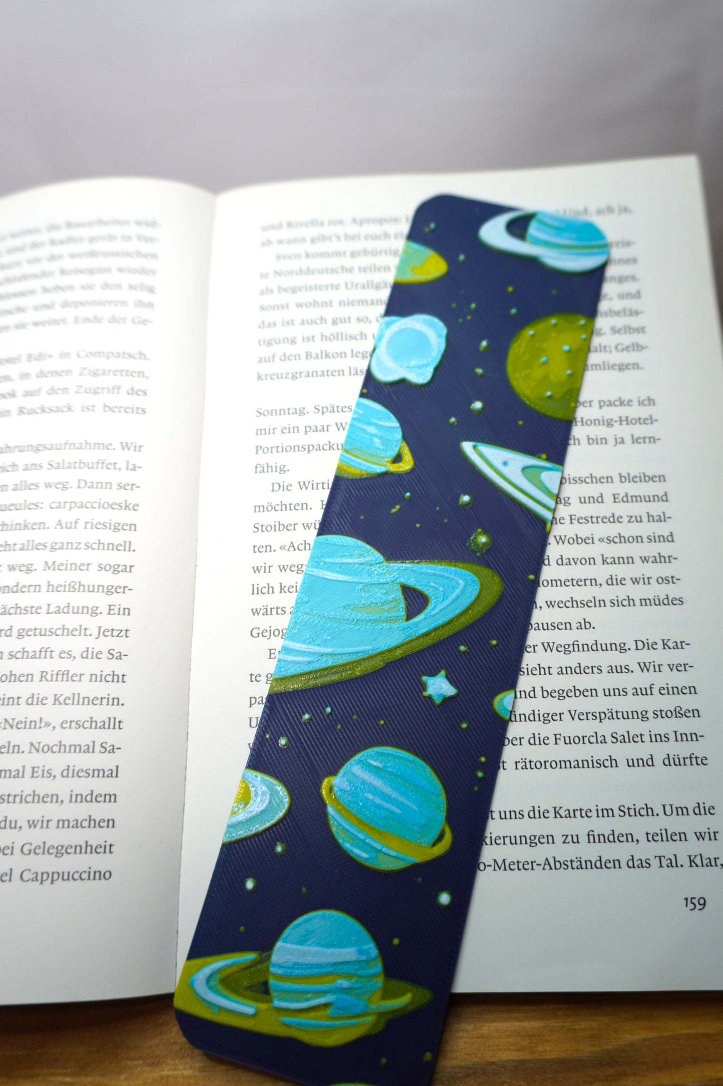 Lesezeichen mit Weltraummotiv – Planeten und Sterne, wahlweise mit oder ohne Quaste