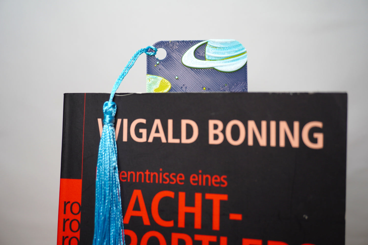 Nahaufnahme des Lesezeichens mit Planeten und Sternen, inspiriert vom Weltraum