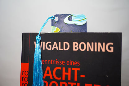 Nahaufnahme des Lesezeichens mit Planeten und Sternen, inspiriert vom Weltraum