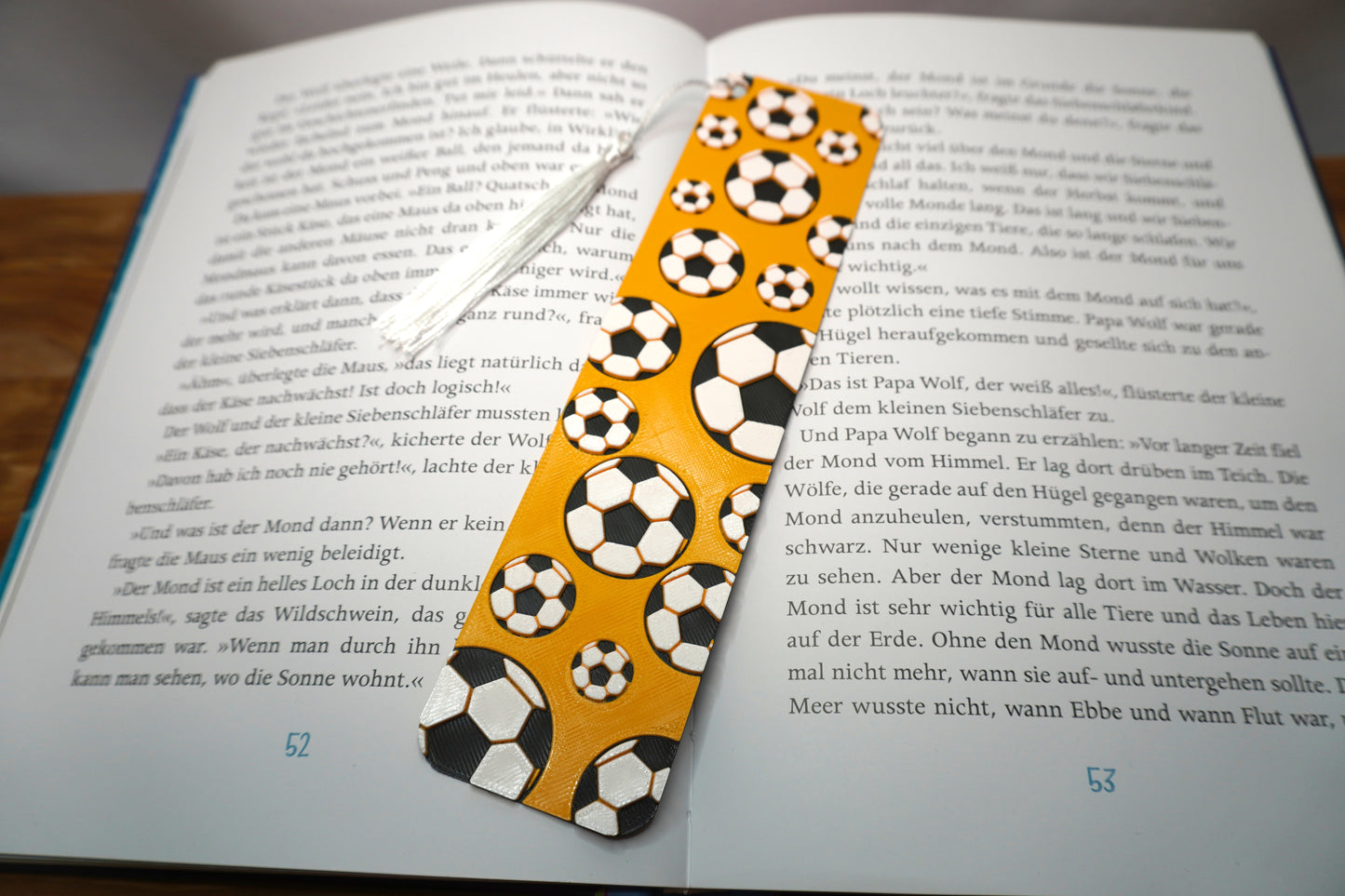 Fußball-Lesezeichen in Orange mit Quaste, perfektes Geschenk für Bücher- und Fußballfreunde