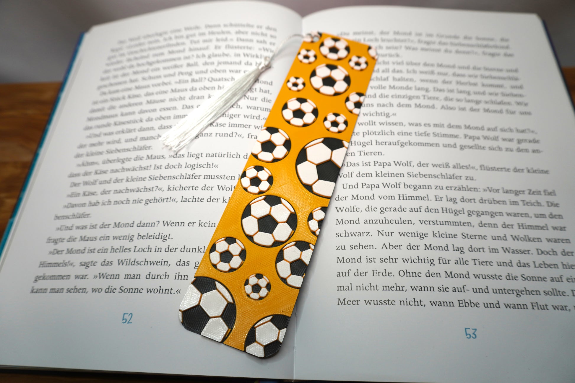 Fußball-Lesezeichen in Orange mit Quaste, perfektes Geschenk für Bücher- und Fußballfreunde