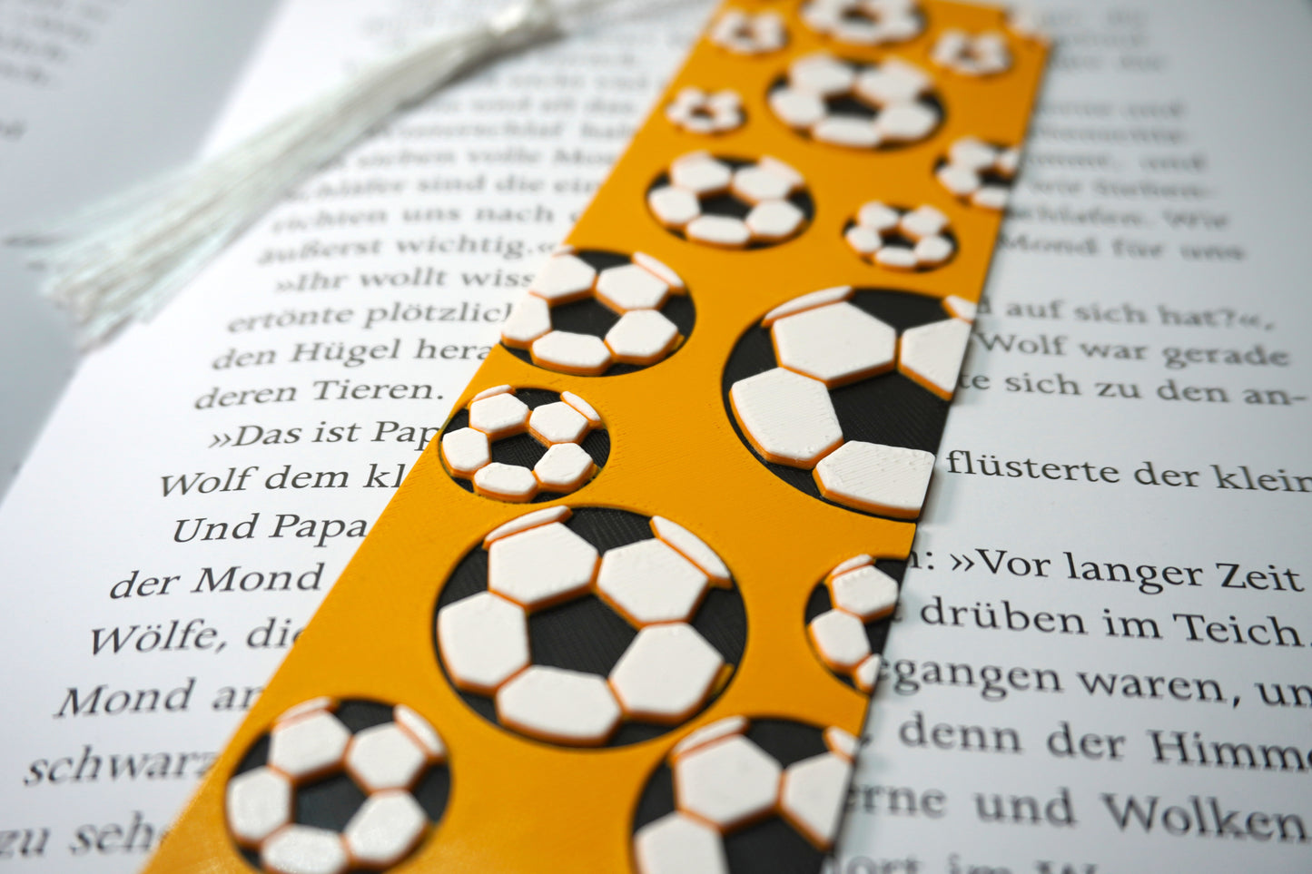 Lesezeichen mit Fußball-Muster – In verschiedenen Farben, wahlweise mit oder ohne Quaste