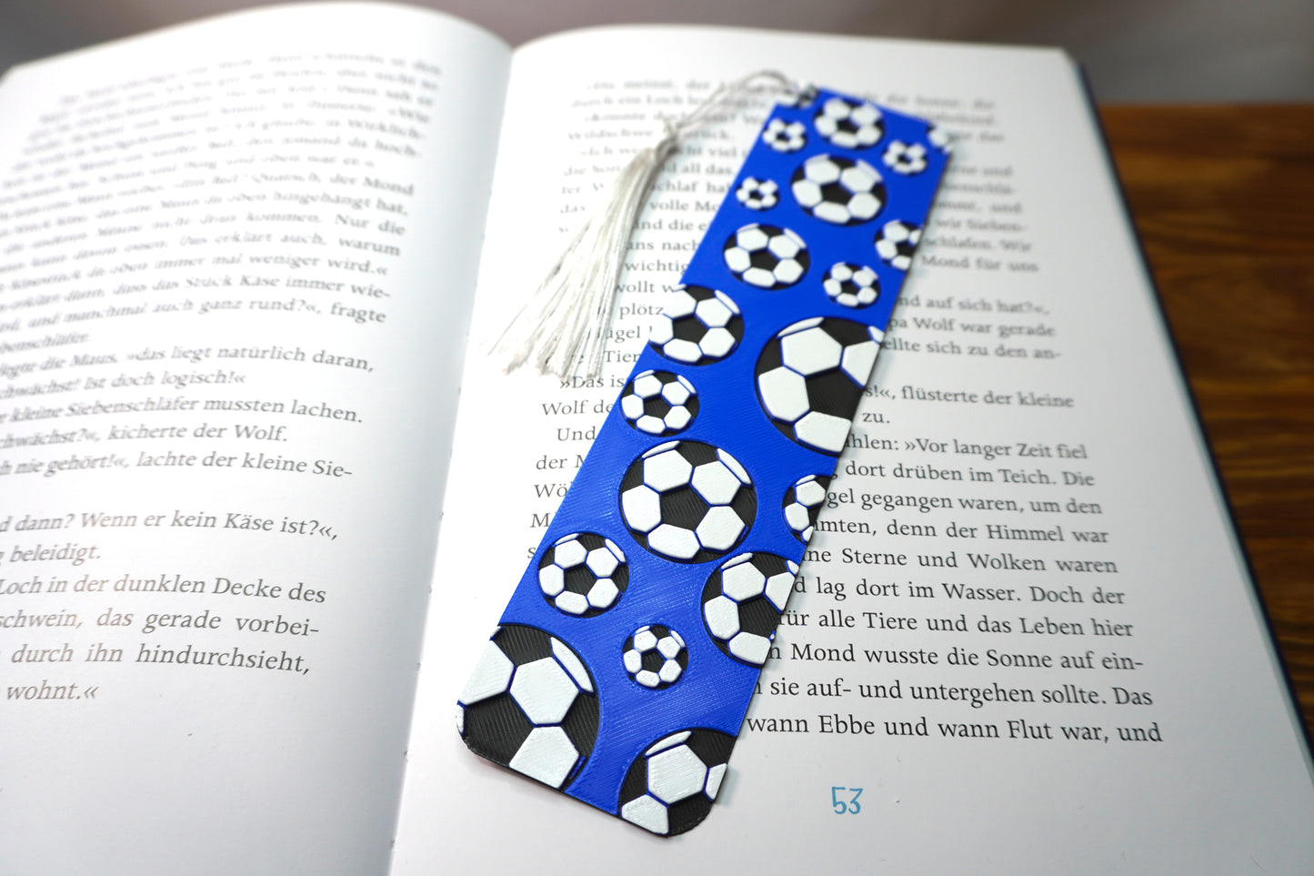 Lesezeichen mit Fußbällen auf grünem Hintergrund, wahlweise mit oder ohne Quaste