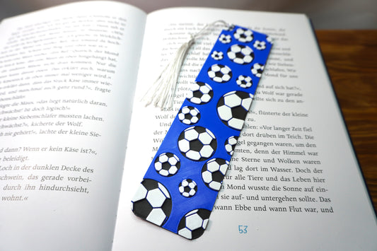 Lesezeichen mit Fußbällen auf grünem Hintergrund, wahlweise mit oder ohne Quaste