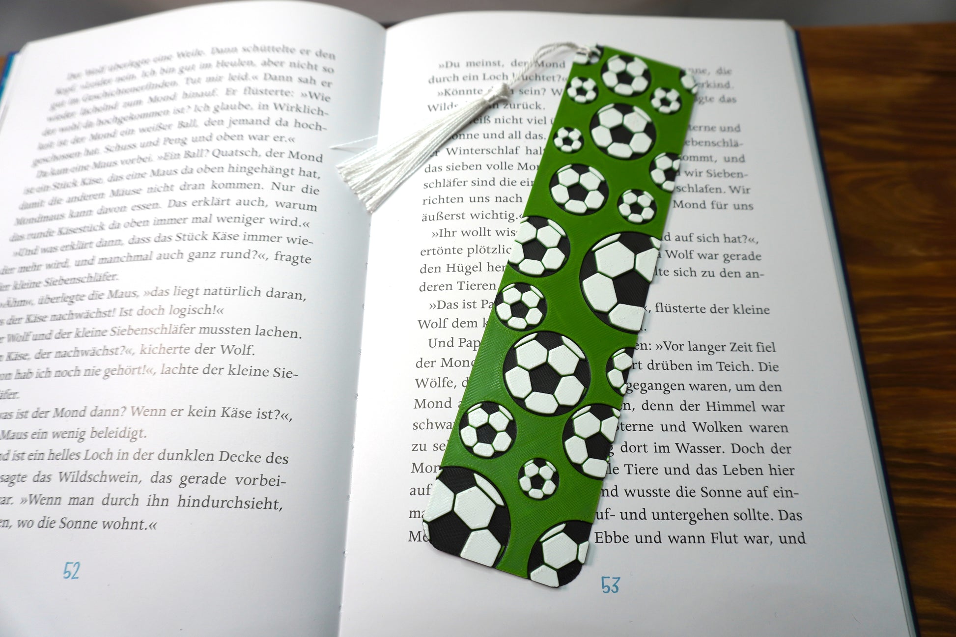 Fußball-Lesezeichen in Blau mit optionaler Quaste, ideal für Fußballfans