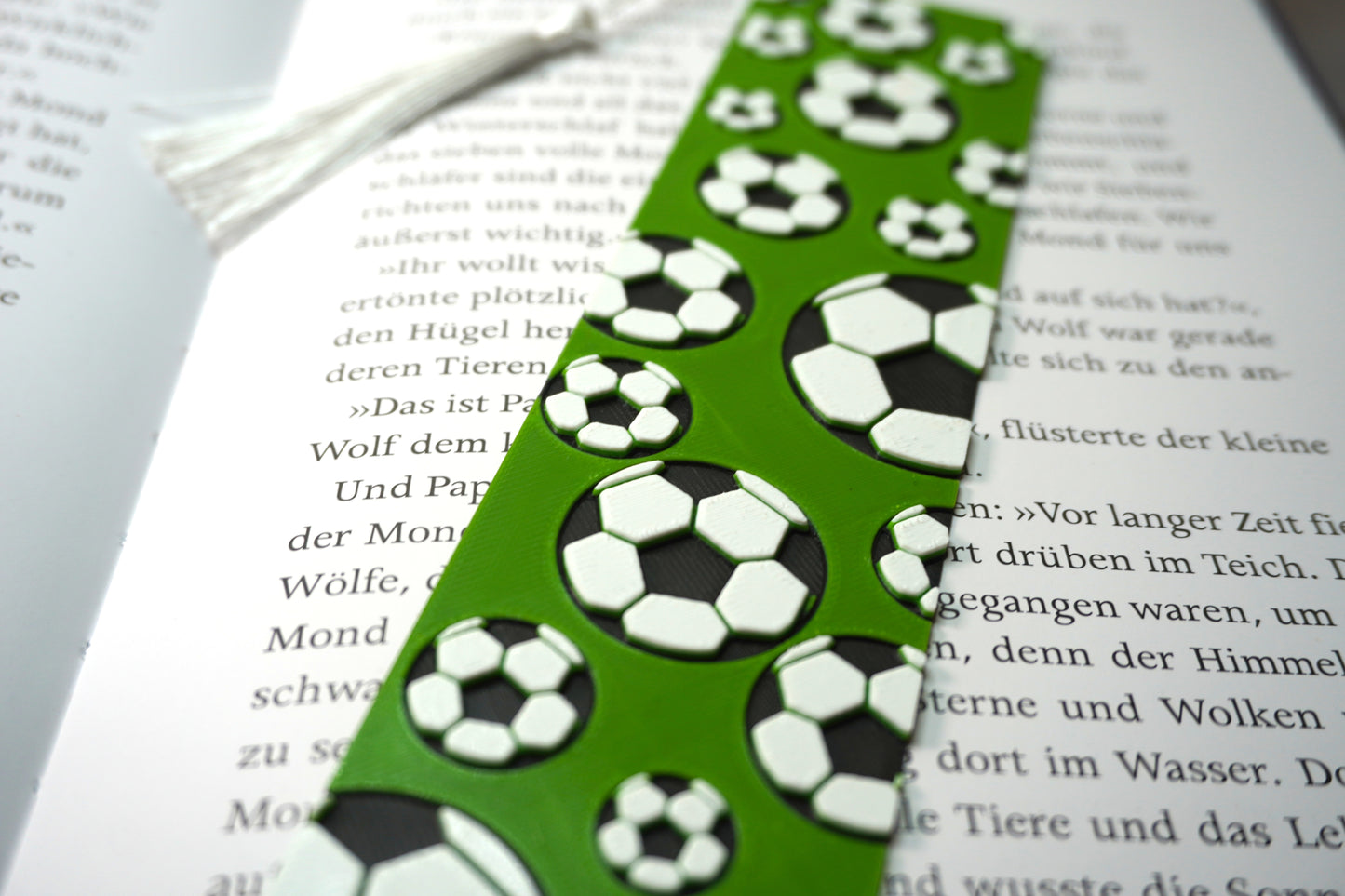 Lesezeichen mit Fußball-Muster – In verschiedenen Farben, wahlweise mit oder ohne Quaste