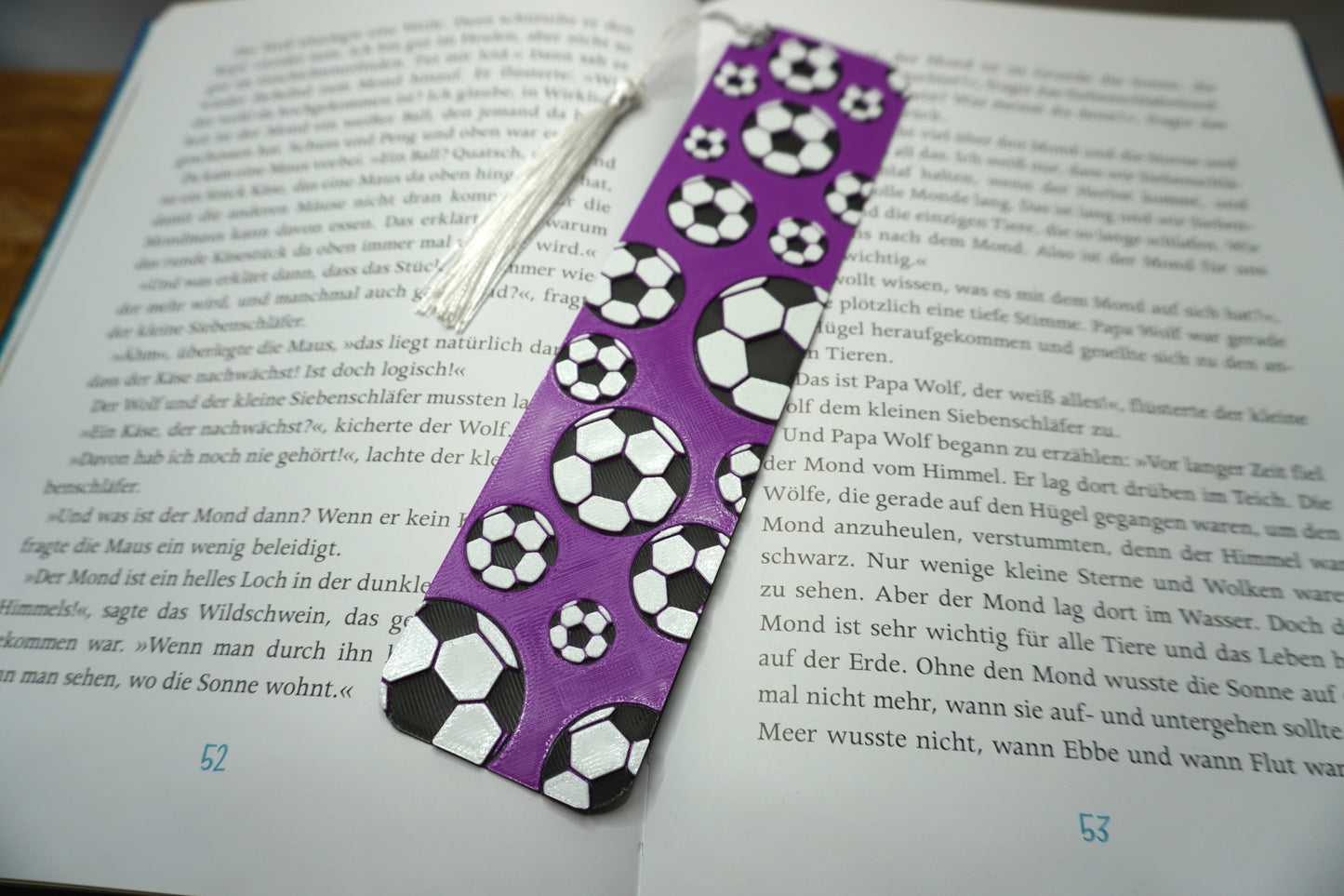 Lesezeichen mit Fußball-Motiv in Lila, wählbar mit oder ohne Quaste