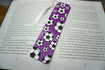 Lesezeichen mit Fußball-Motiv in Lila, wählbar mit oder ohne Quaste