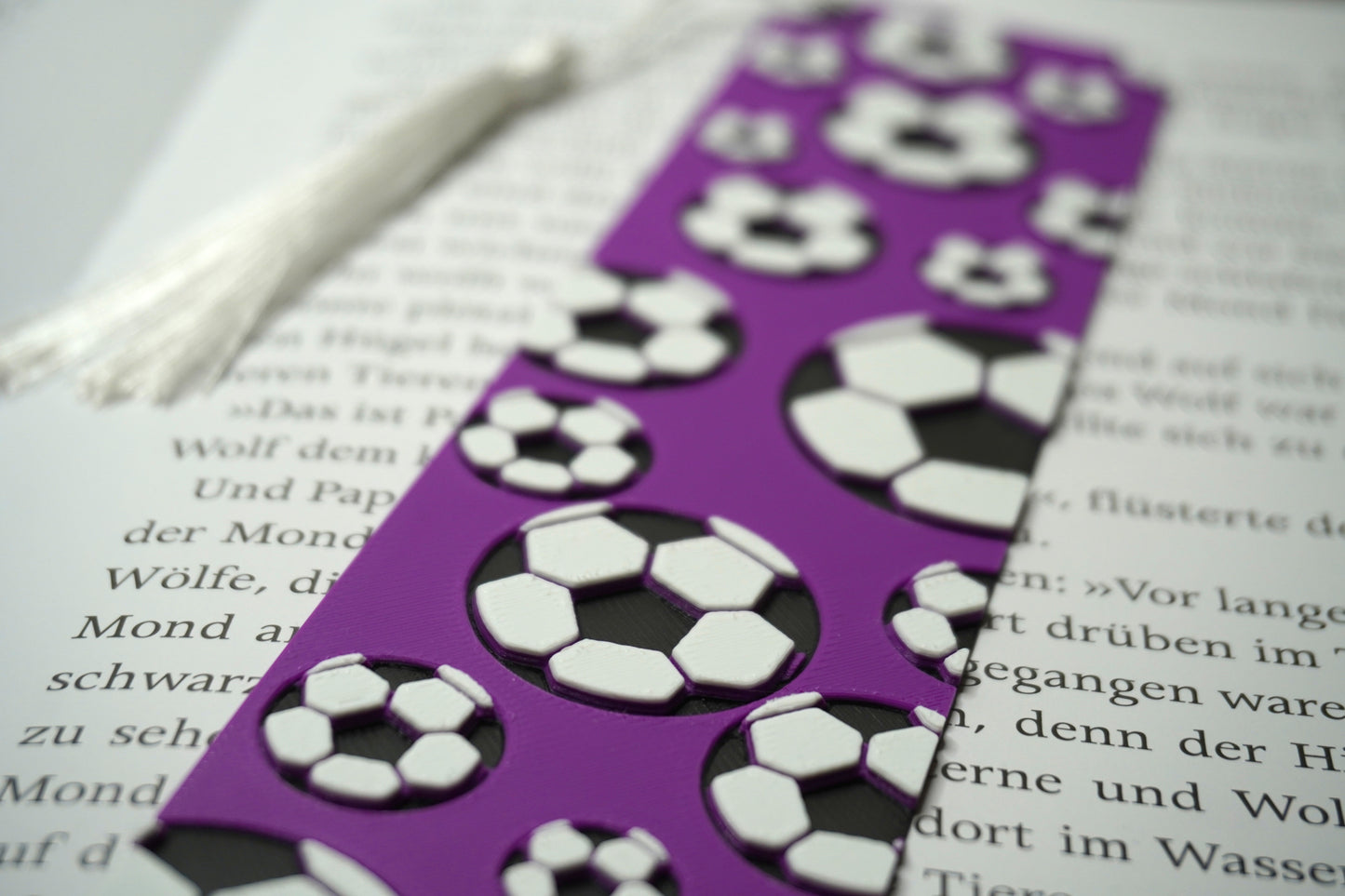 Lesezeichen mit Fußball-Muster – In verschiedenen Farben, wahlweise mit oder ohne Quaste