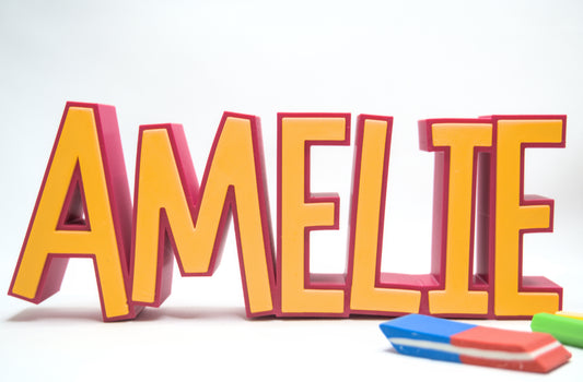 Personalisiertes Namensschild mit individuell wählbarem Namen und Umrandungsfarbe, ideal für den Schreibtisch