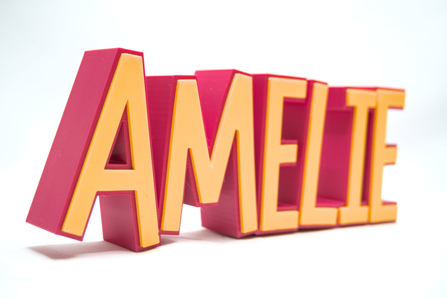 Personalisiertes Namensschild mit frei wählbarem Schriftzug und Umrandung, ideal für Büro oder Home-Office