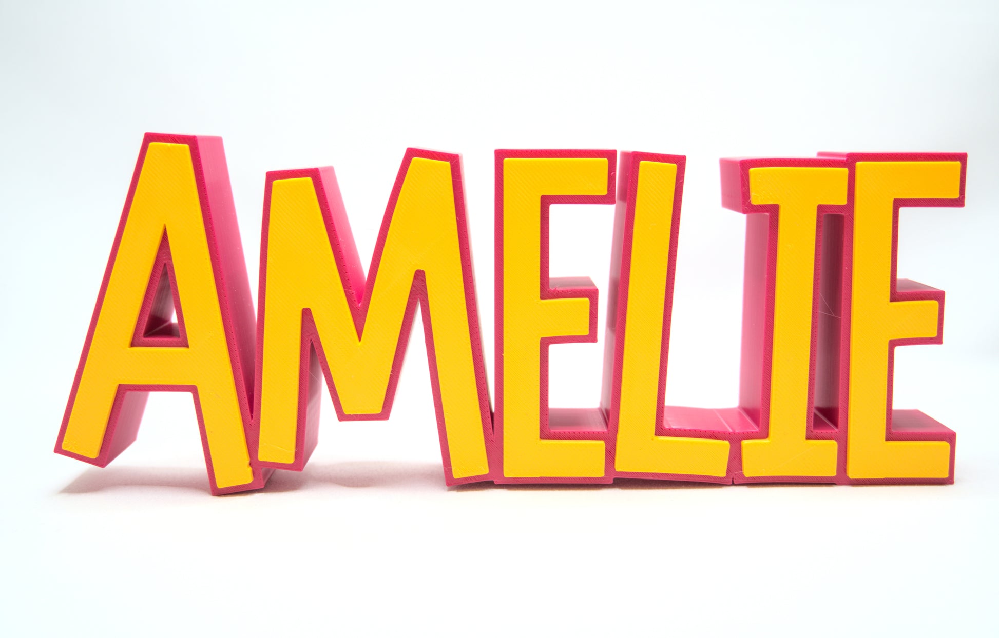 Namensschild mit individueller Farbauswahl für Name und Umrandung, stilvoll und personalisierbar