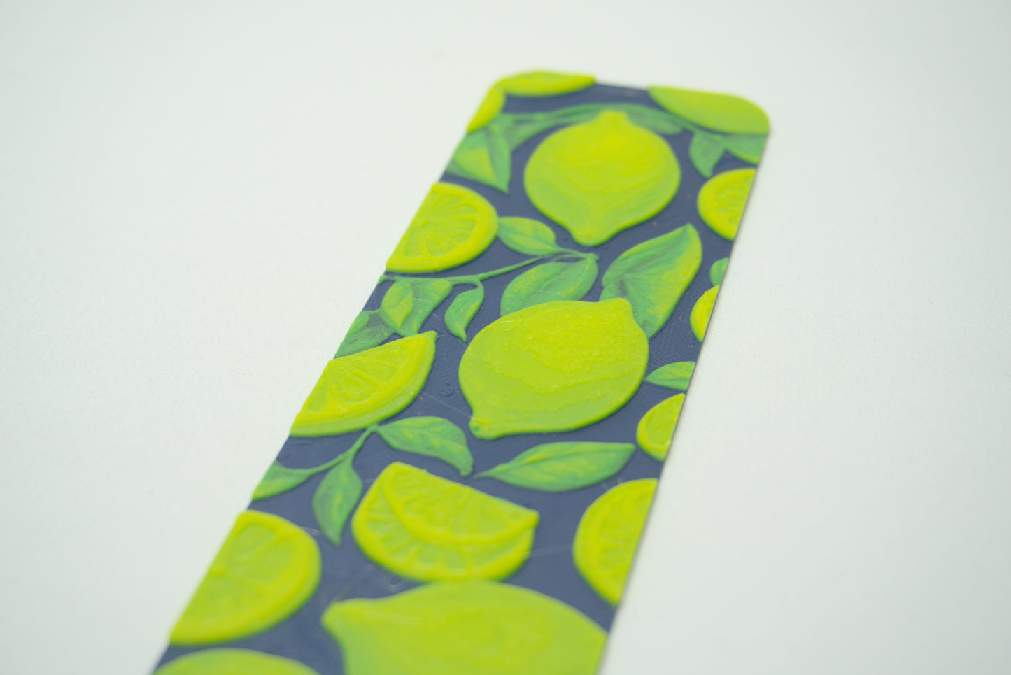 Nahaufnahme des Lesezeichens mit frischen Zitronen und Blättern, wählbar mit oder ohne Quaste