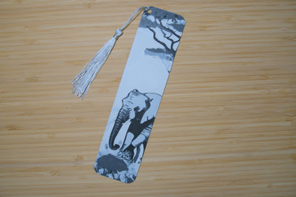 Lesezeichen mit Elefant in afrikanischer Steppe – Wahlweise mit oder ohne Quaste