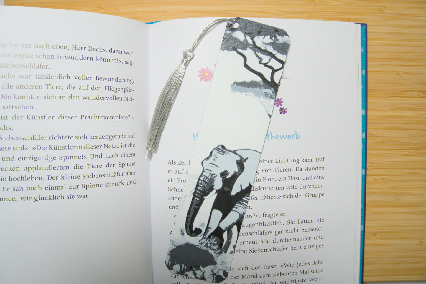 Majestätisches Elefanten-Lesezeichen mit afrikanischer Savannenlandschaft und optionaler Quaste
