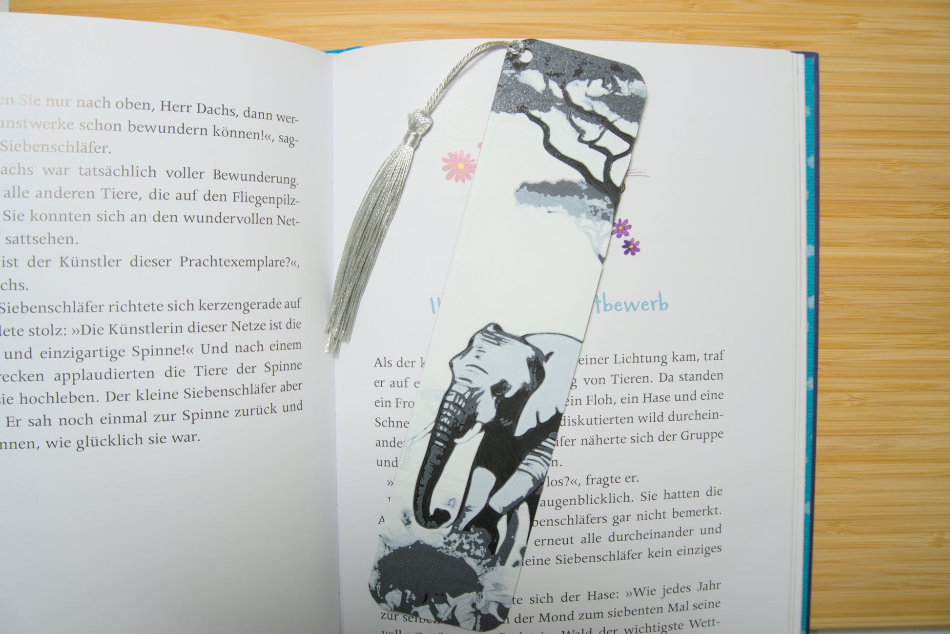 Majestätisches Elefanten-Lesezeichen mit afrikanischer Savannenlandschaft und optionaler Quaste
