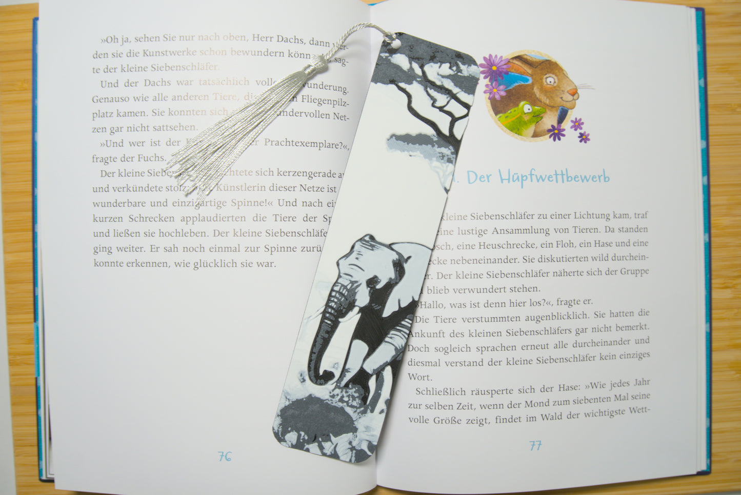 Nahaufnahme des Lesezeichens mit Elefantenmotiv und afrikanischer Landschaft, wählbar mit Quaste