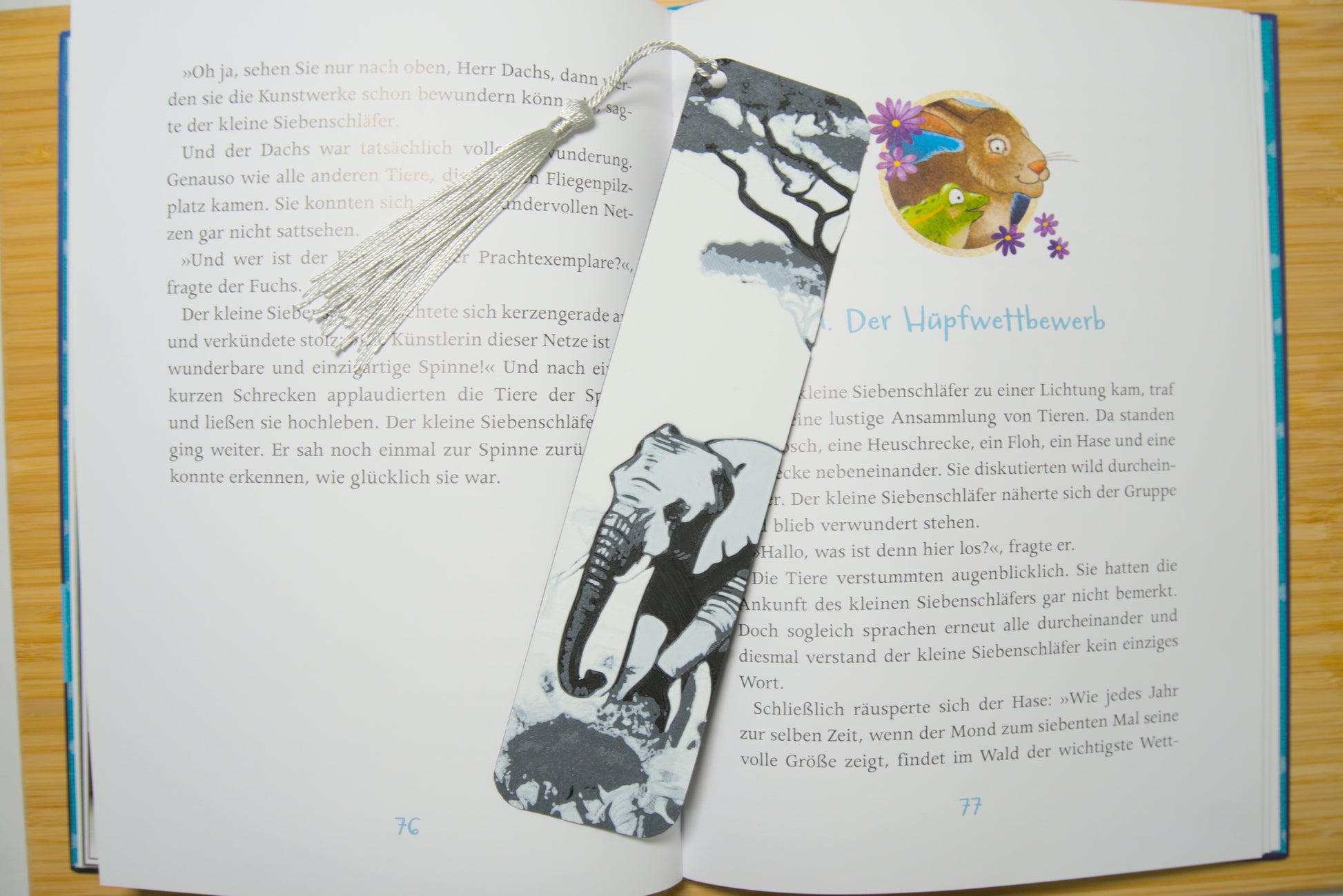 Nahaufnahme des Lesezeichens mit Elefantenmotiv und afrikanischer Landschaft, wählbar mit Quaste