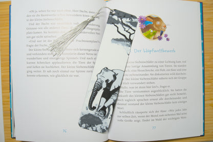 Nahaufnahme des Lesezeichens mit Elefantenmotiv und afrikanischer Landschaft, wählbar mit Quaste