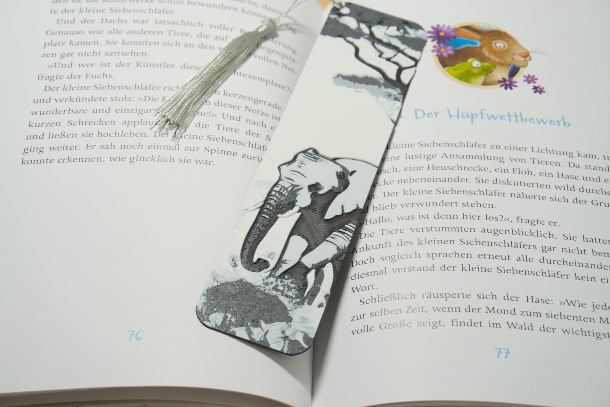 Lesezeichen mit Elefant in afrikanischer Steppe, in sanften Grau-, Schwarz- und Sandtönen, wahlweise mit Quaste