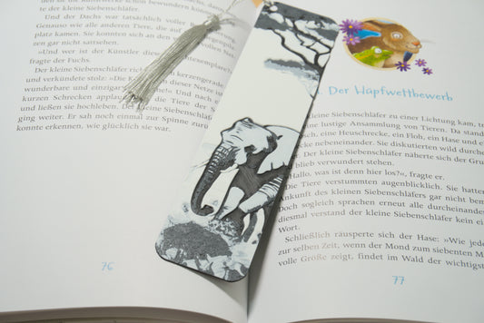 Lesezeichen mit Elefant in afrikanischer Steppe, in sanften Grau-, Schwarz- und Sandtönen, wahlweise mit Quaste