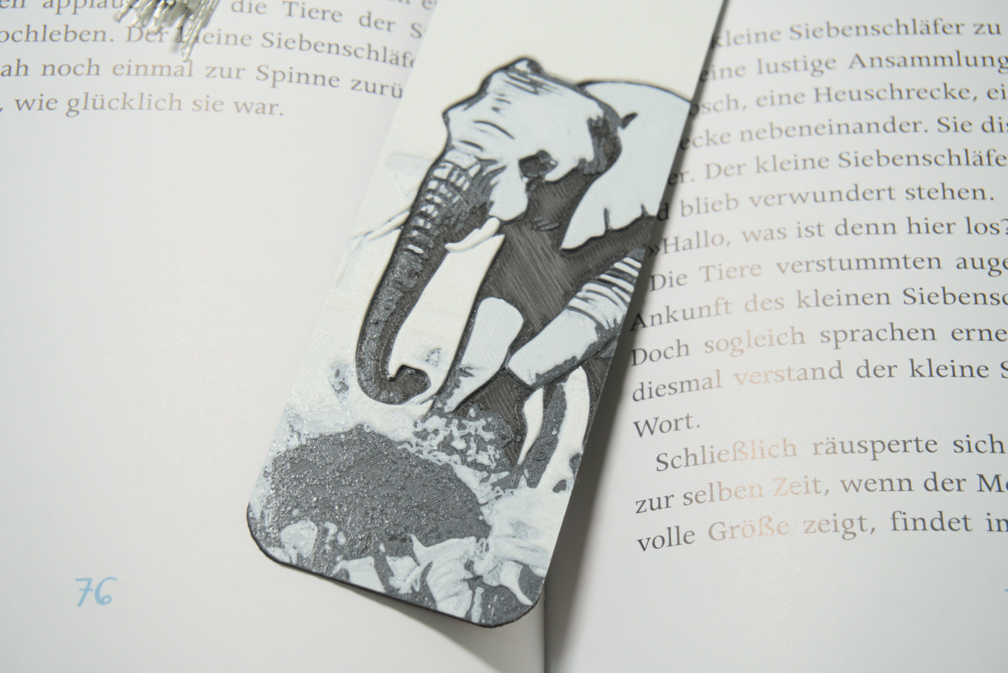 Lesezeichen mit Elefant in der Steppe, in eleganten Naturfarben, wählbar mit oder ohne Quaste