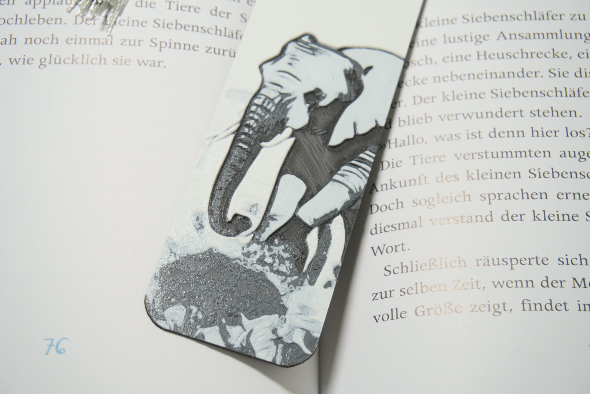 Lesezeichen mit Elefant in der Steppe, in eleganten Naturfarben, wählbar mit oder ohne Quaste