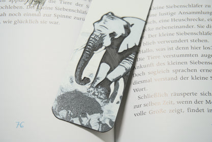 Lesezeichen mit Elefant in der Steppe, in eleganten Naturfarben, wählbar mit oder ohne Quaste