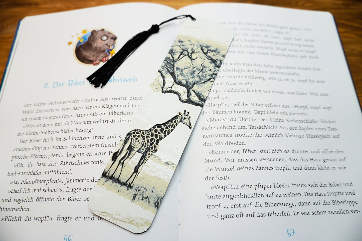 Lesezeichen mit Giraffe in afrikanischer Steppe, in Grau-, Weiß- und Sandtönen, wahlweise mit Quaste