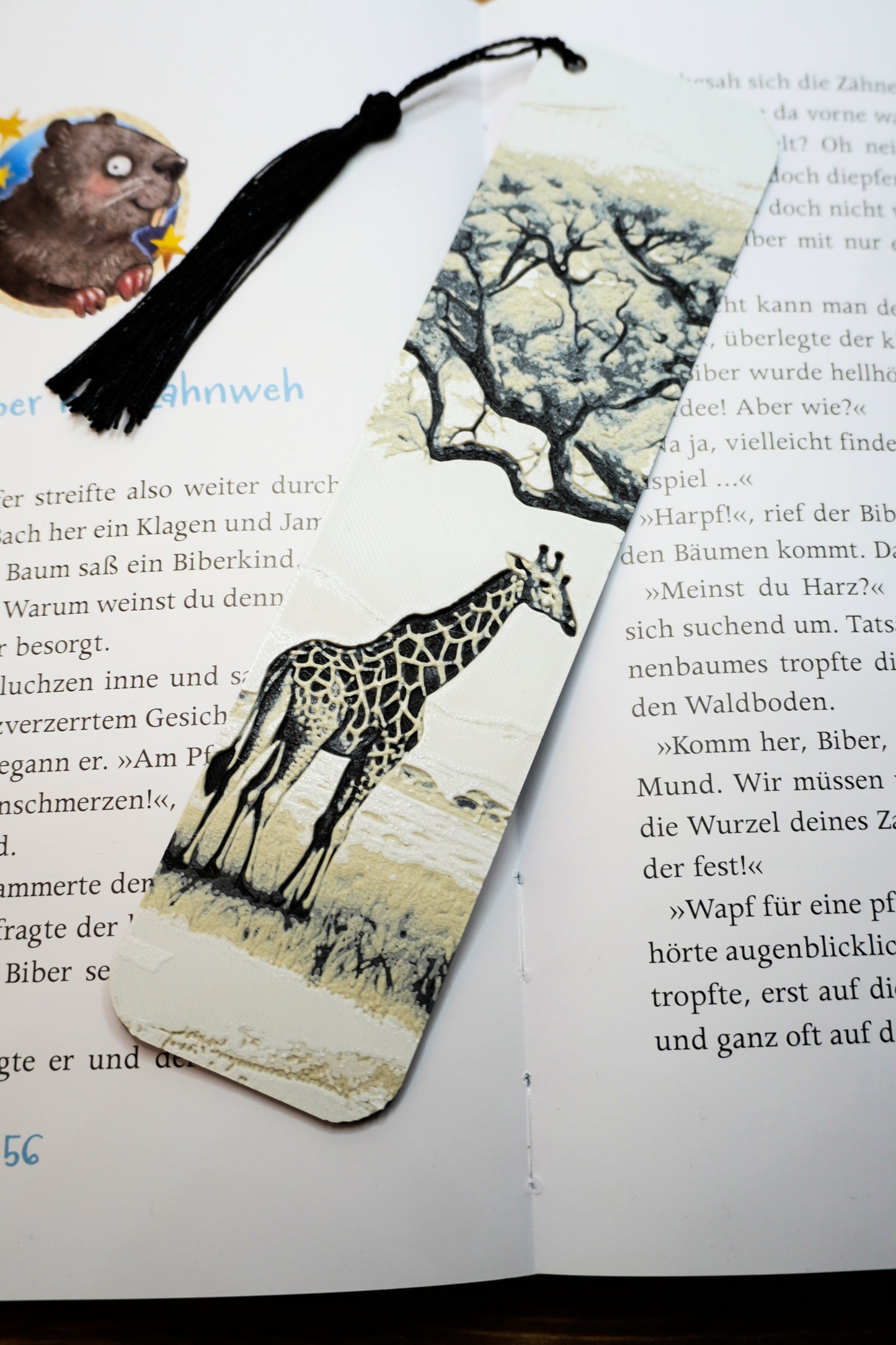 Nahaufnahme des Lesezeichens mit Giraffenmotiv und afrikanischer Steppe, wählbar mit oder ohne Quaste