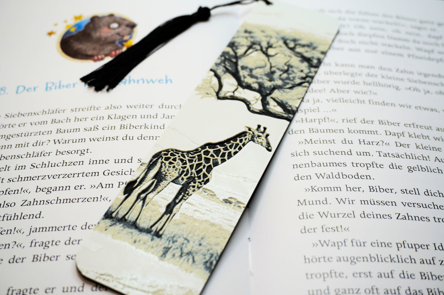 Afrikanisches Lesezeichen mit Giraffe in natürlichem Design, wählbar mit oder ohne Quaste