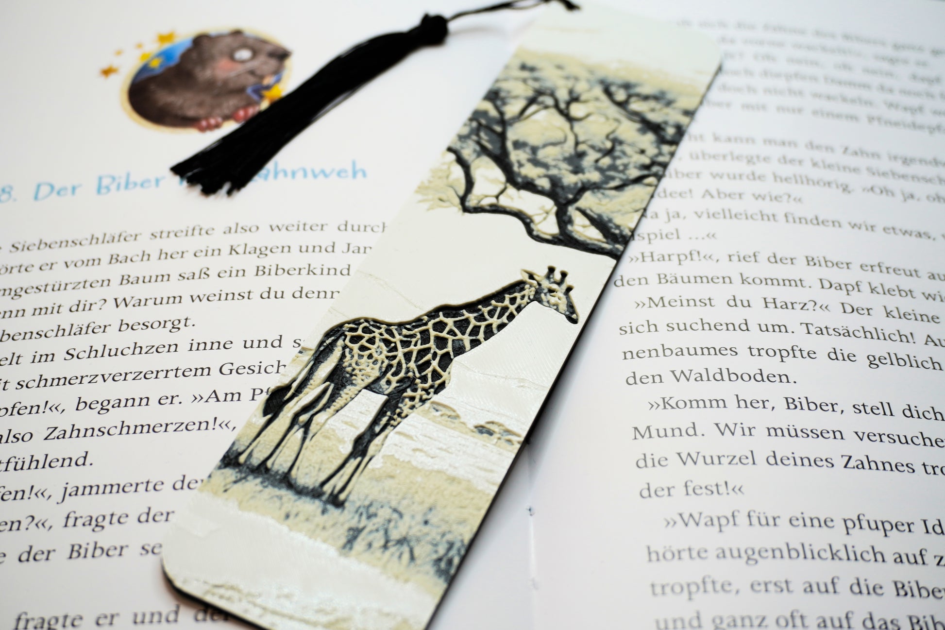 Afrikanisches Lesezeichen mit Giraffe in natürlichem Design, wählbar mit oder ohne Quaste