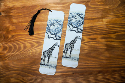Stilvolles Lesezeichen mit Giraffe in der Steppe und optionaler Quaste, ideal für Natur- und Buchfreunde
