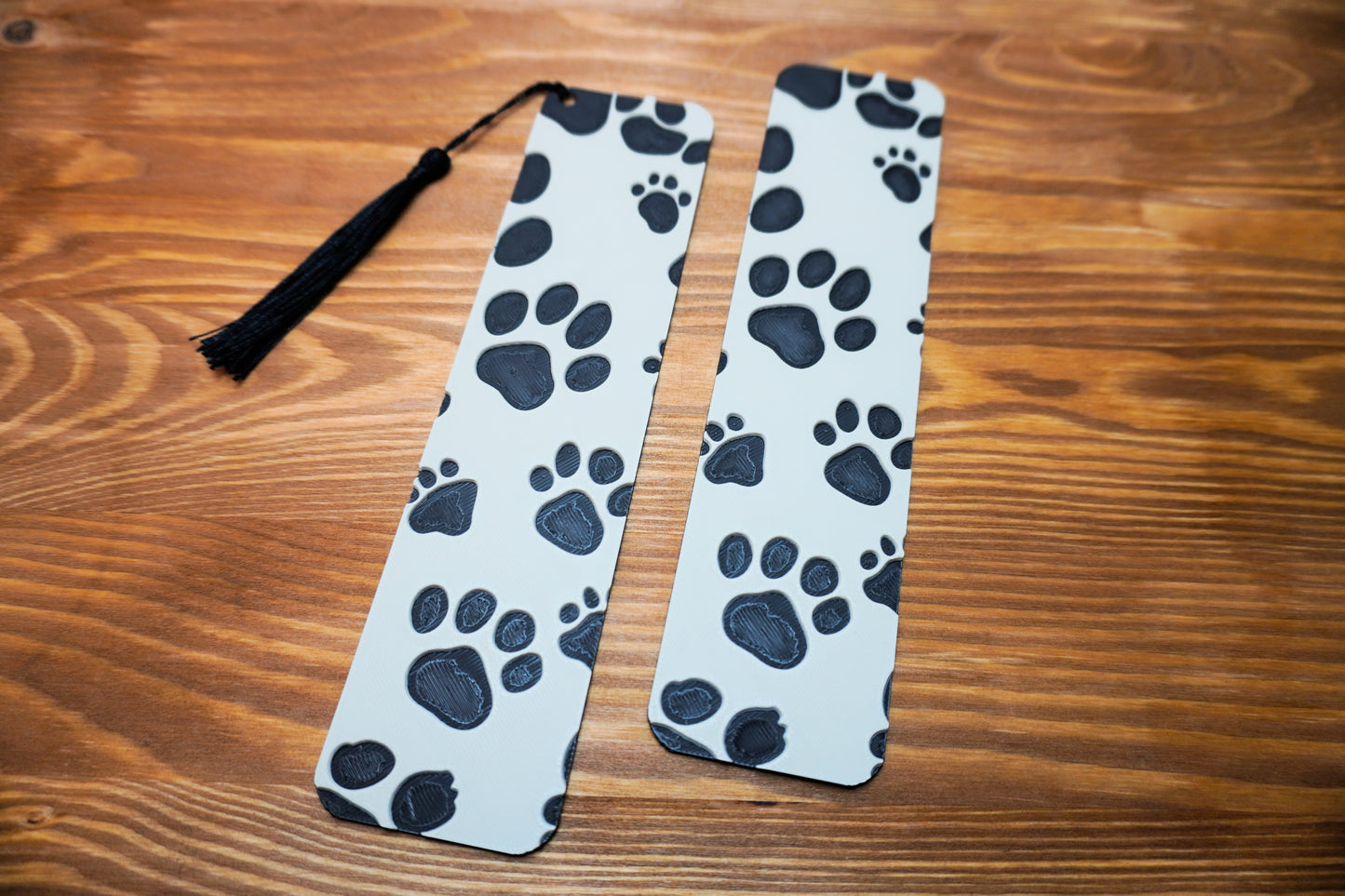 Lesezeichen mit Hundepfoten-Design – Wahlweise mit oder ohne Quaste