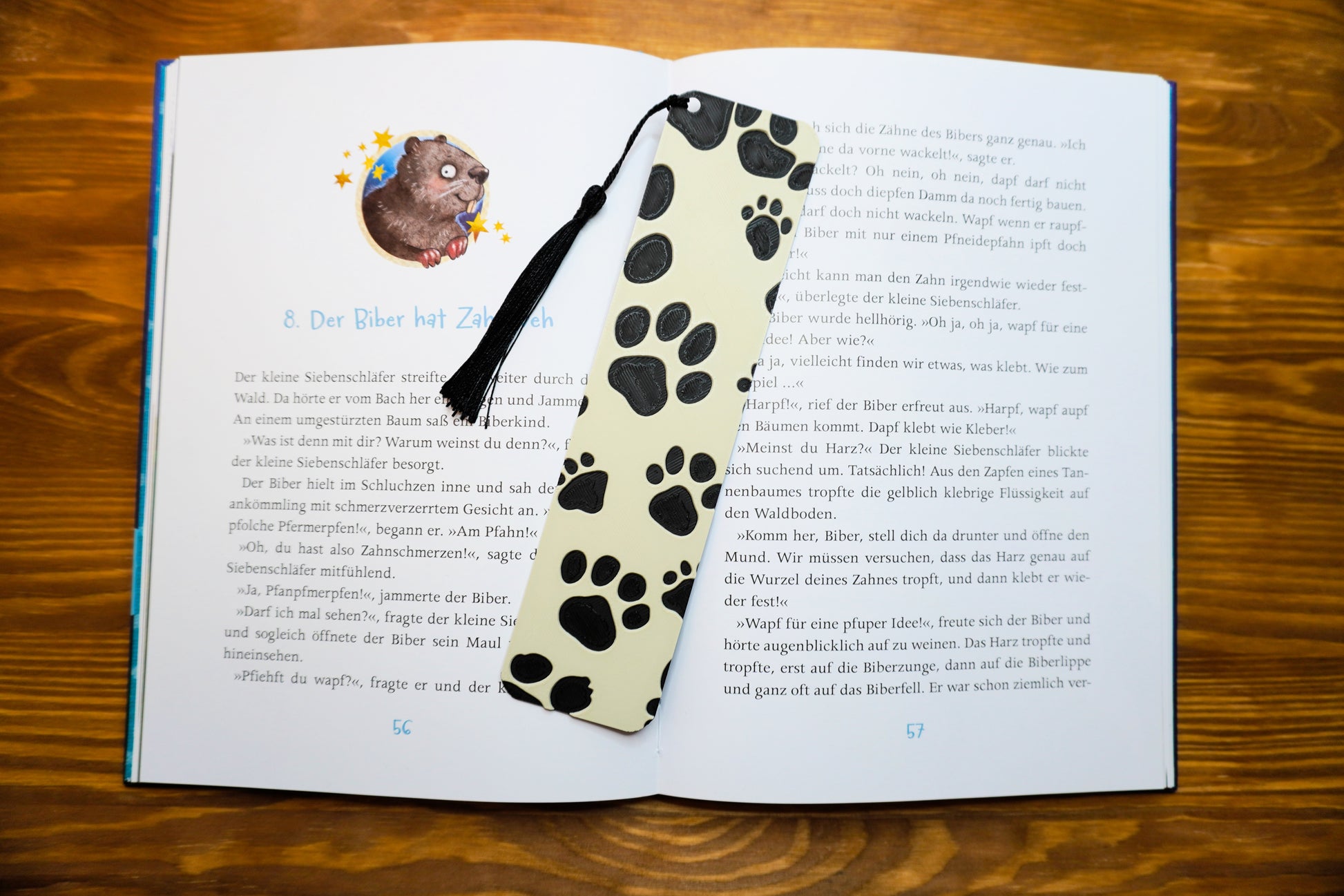 Hundepfoten-Lesezeichen in Beige und Schwarz, stilvoll für Hundeliebhaber