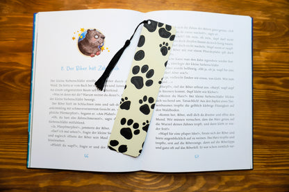 Hundepfoten-Lesezeichen in Beige und Schwarz, stilvoll für Hundeliebhaber