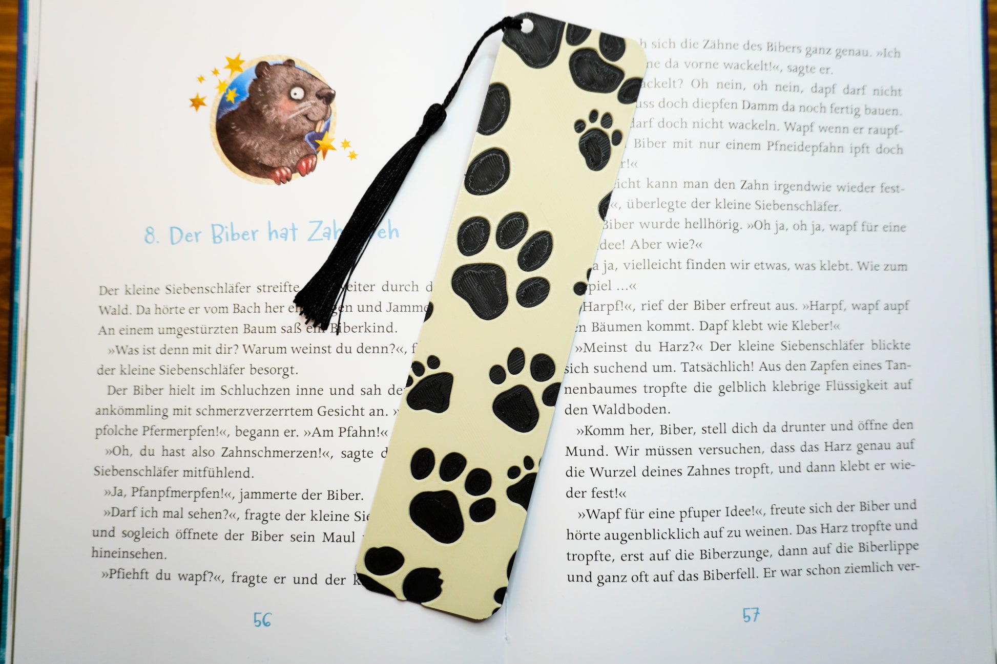 Lesezeichen mit Hundepfoten-Design und beigem Hintergrund, ideal für Bücherfreunde