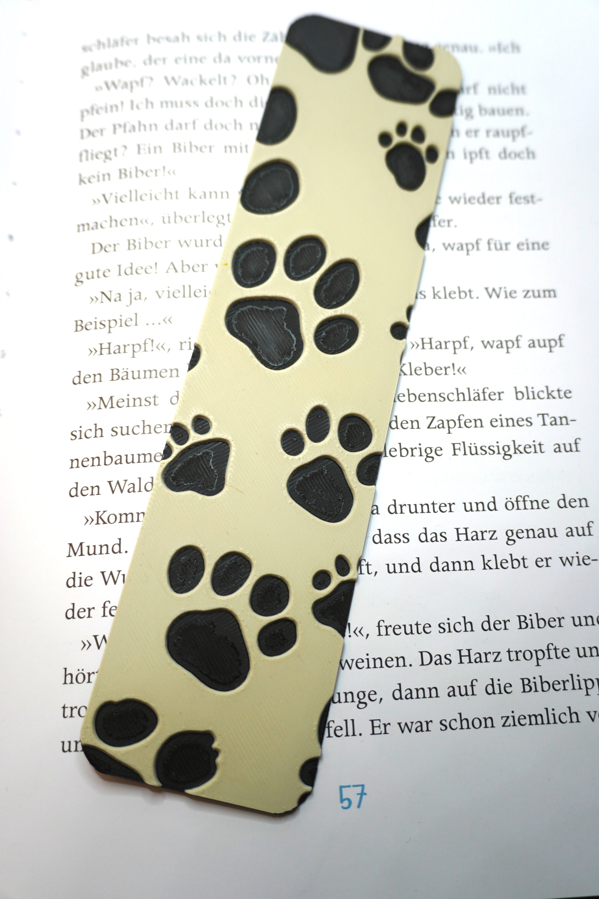 Nahaufnahme des Lesezeichens mit Hundepfoten-Motiv und optionaler Quaste