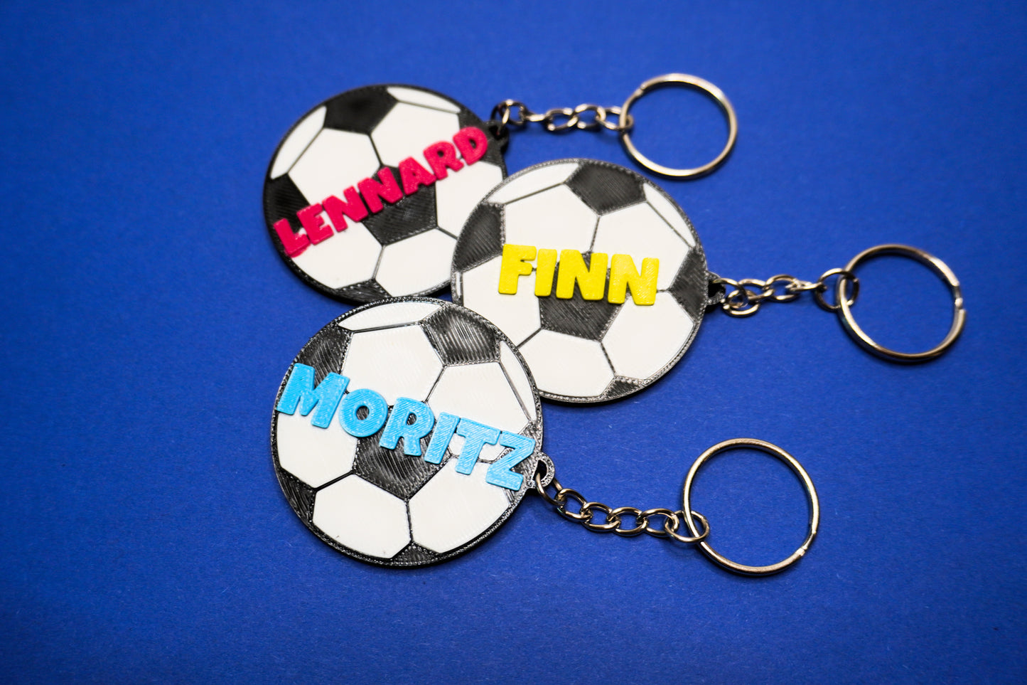 Personalisierter Schlüsselanhänger in Fußballform mit individuellem Namen, perfekte Geschenkidee für Fußballfans