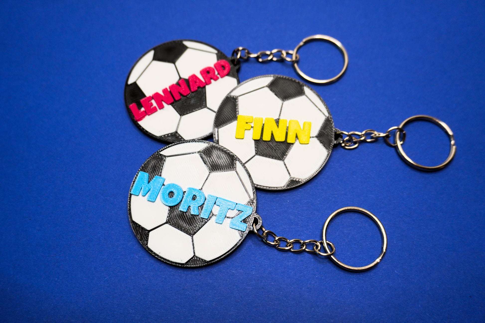 Personalisierter Schlüsselanhänger in Fußballform mit individuellem Namen, perfekte Geschenkidee für Fußballfans