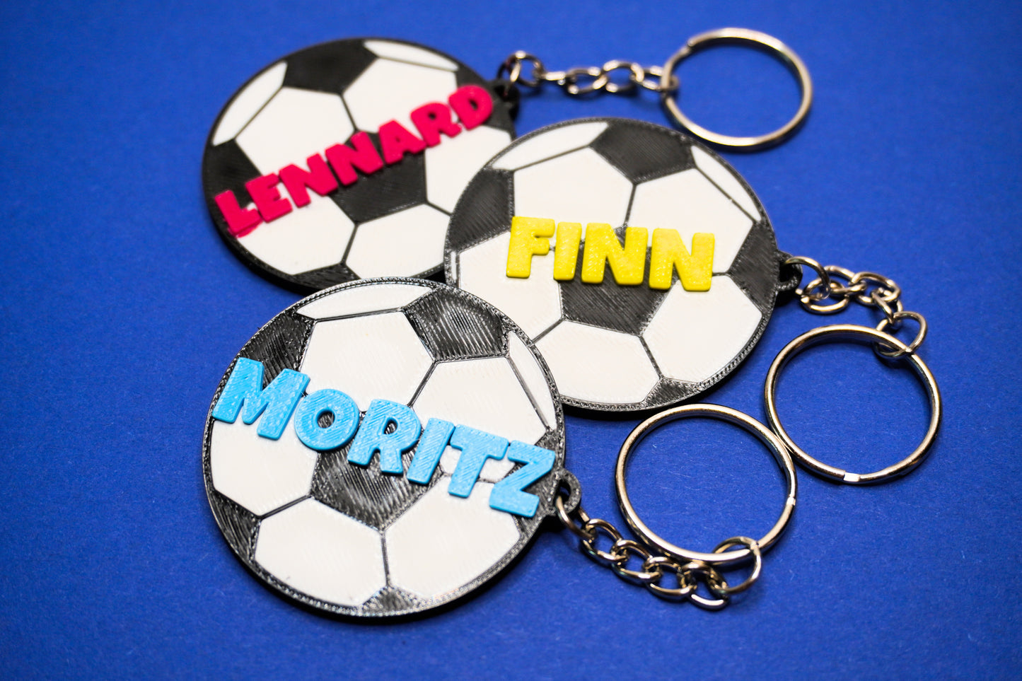 Fußball-Schlüsselanhänger in Schwarz-Weiß mit personalisiertem Namensaufdruck und Kette