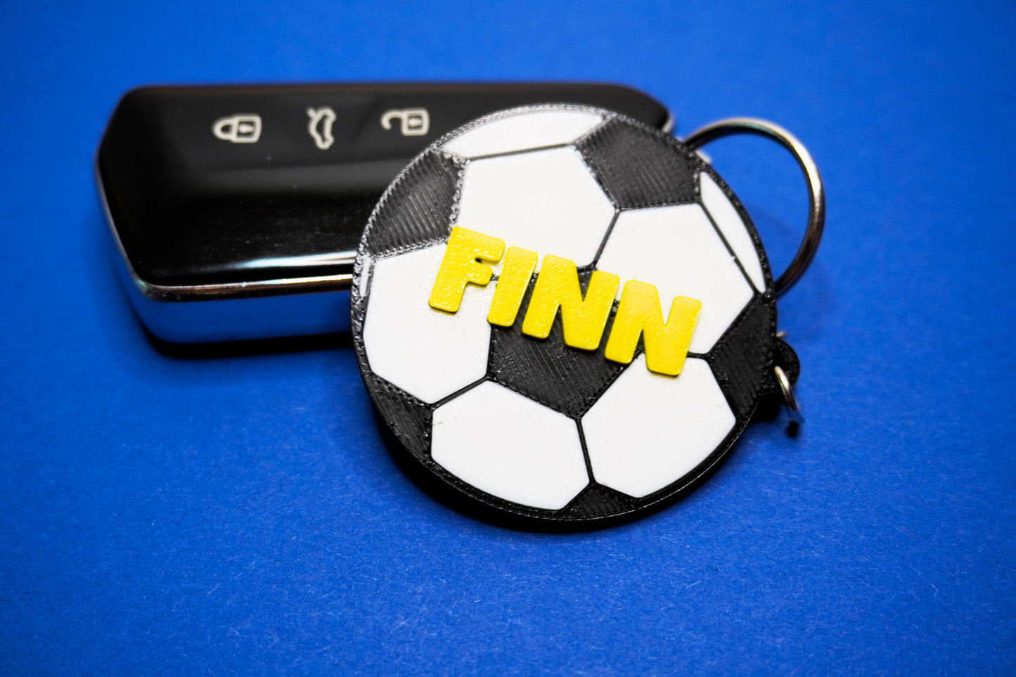 Personalisierter Fußball-Schlüsselanhänger mit Namen und Farbe, robust und praktisch mit Schlüsselring und Kette