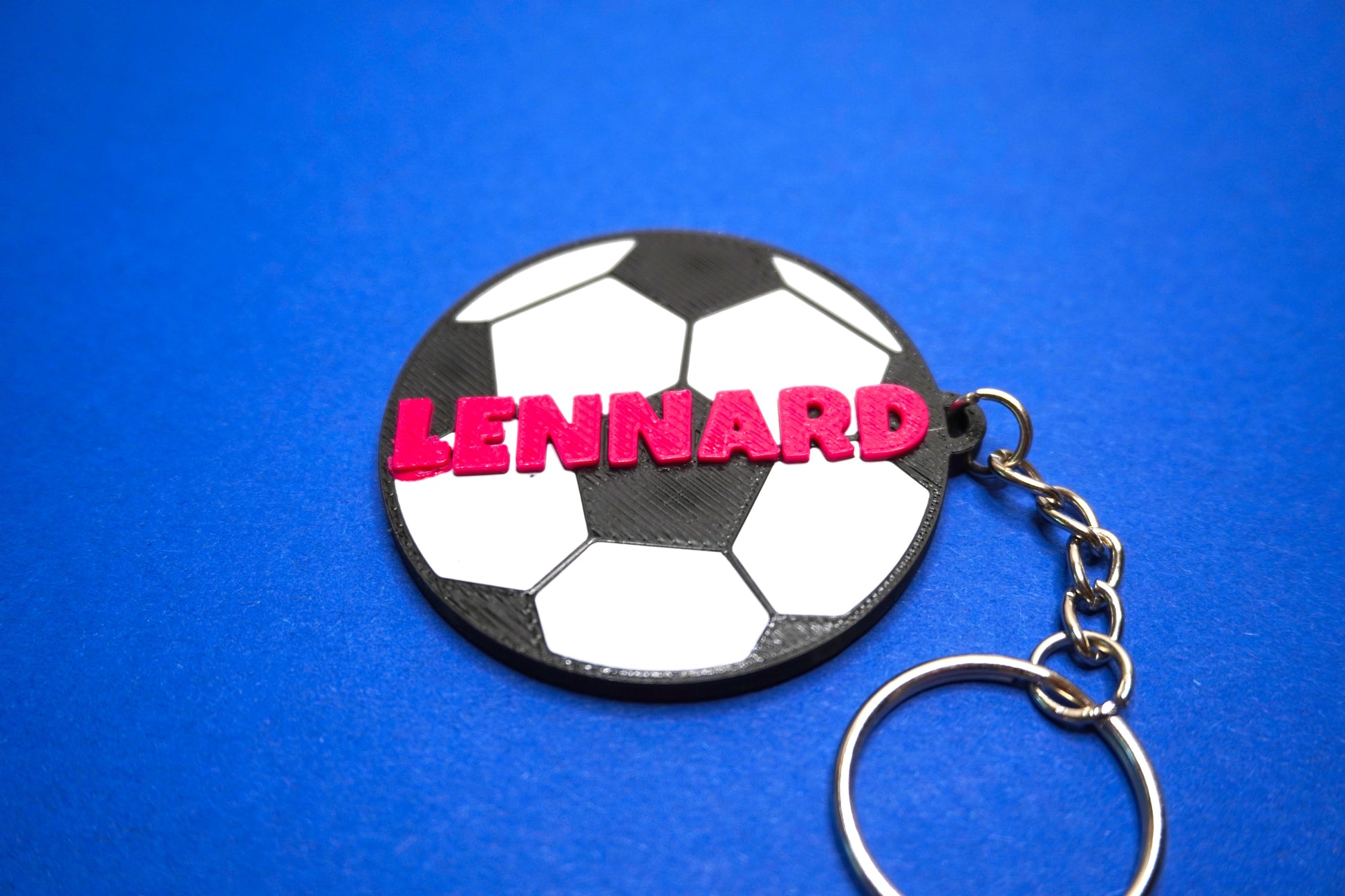 Nahaufnahme des Fußball-Schlüsselanhängers mit frei wählbarem Namen in Wunschfarbe