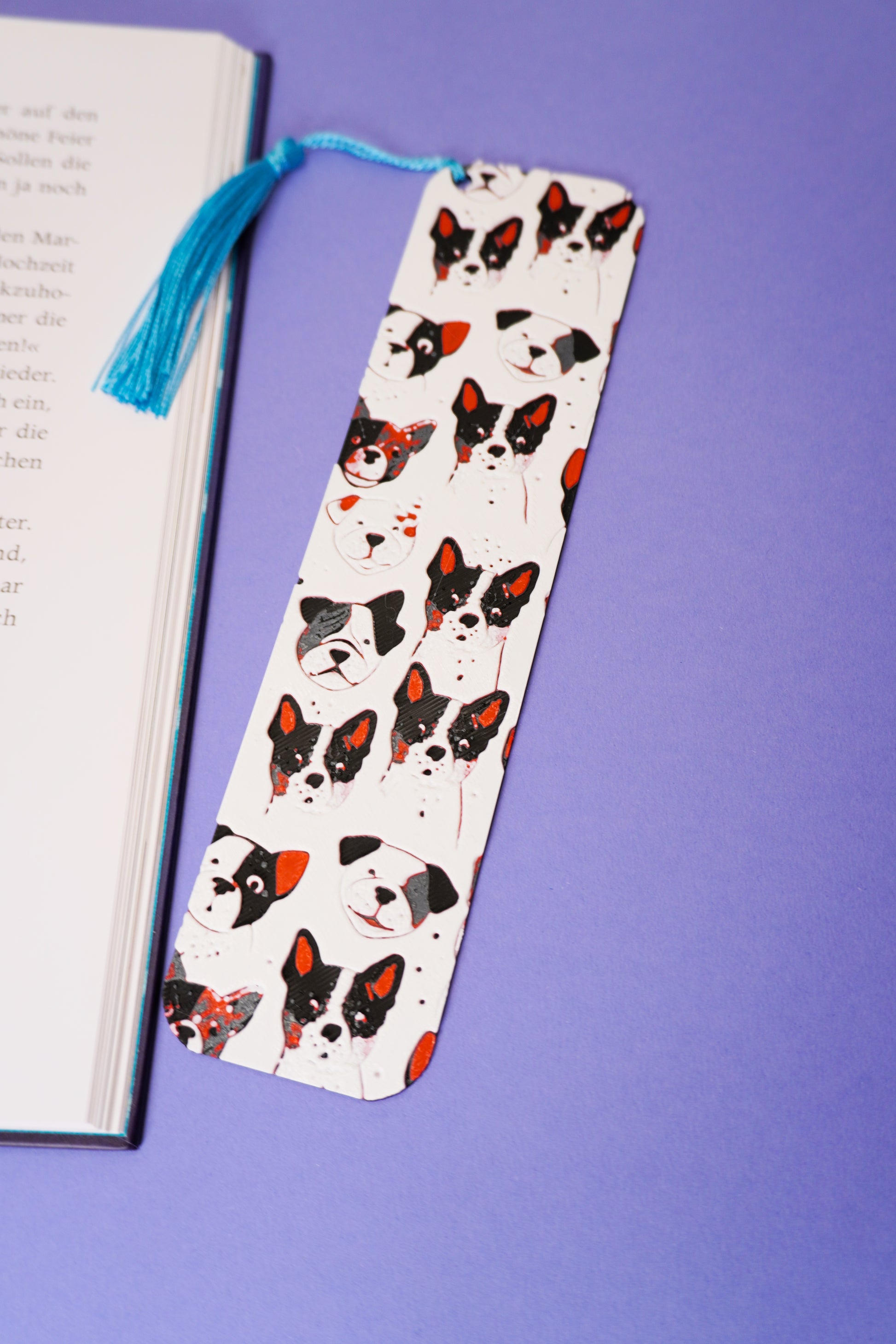 Nahaufnahme des Lesezeichens mit Hundemotiv, wählbar mit oder ohne Quaste
