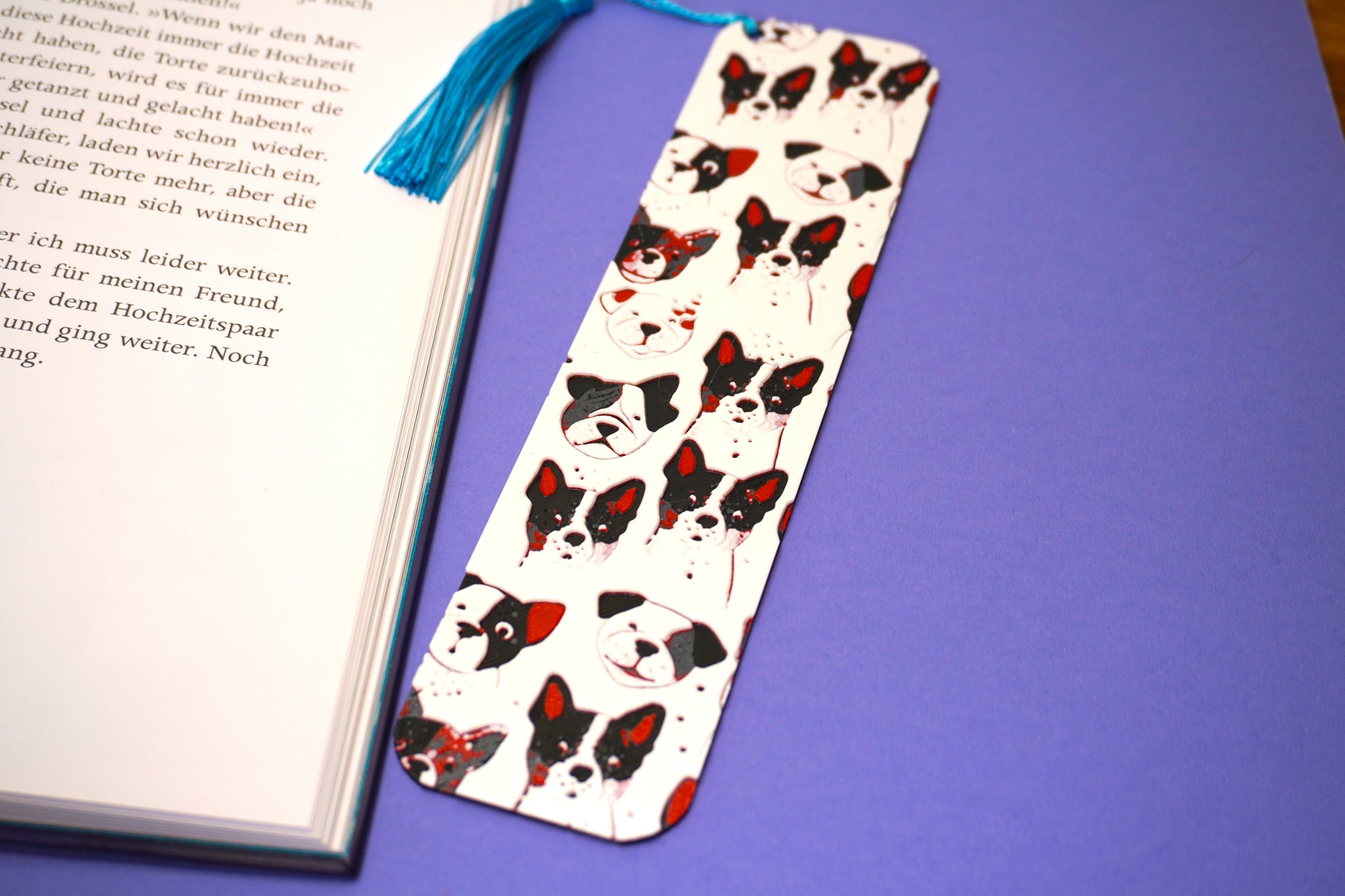 Lesezeichen mit Hundemuster in sanften Grau-, Weiß- und Sandtönen, wahlweise mit Quaste