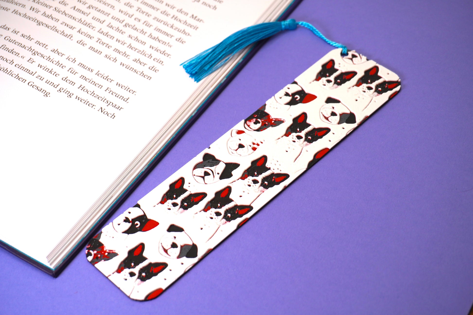 Lesezeichen mit vielen Hunden als Muster, elegantes Design in natürlichen Farben