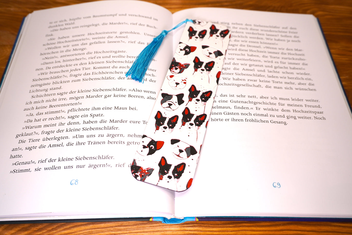Stilvolles Lesezeichen mit Hundemuster und Quaste, ideal als Geschenk für Hundefreunde