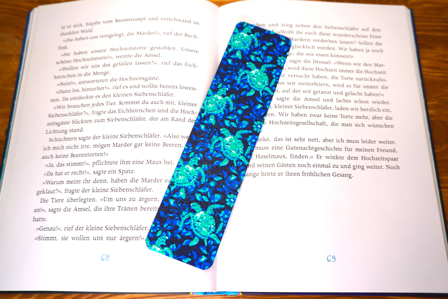 Lesezeichen mit Meeresschildkröten-Design in Schwarz, Dunkelblau, Hellblau und Weiß, wahlweise mit Quaste