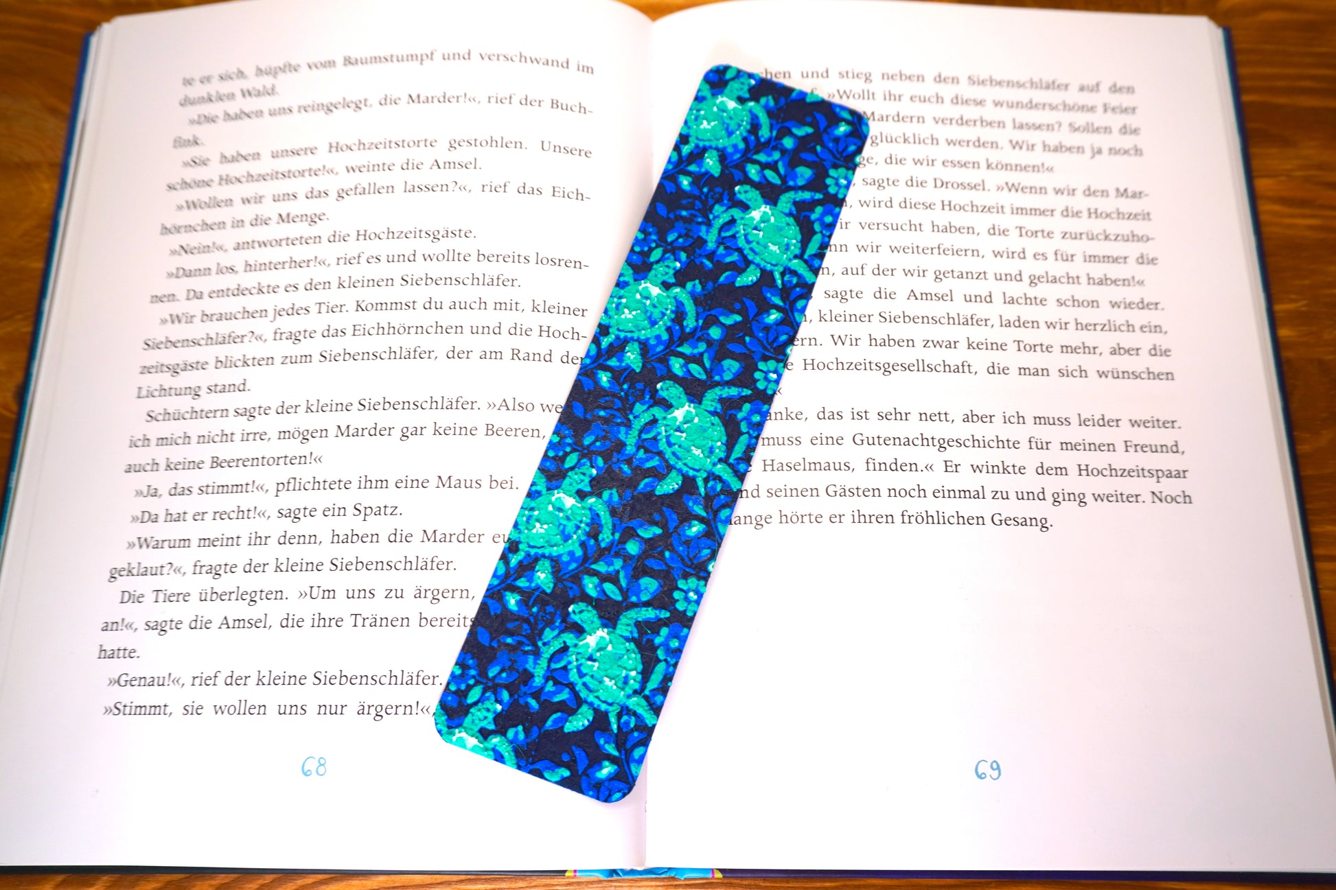 Lesezeichen mit Meeresschildkröten-Design in Schwarz, Dunkelblau, Hellblau und Weiß, wahlweise mit Quaste